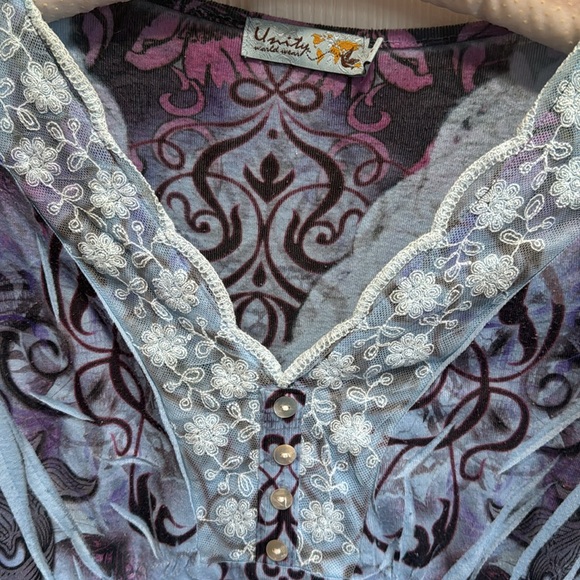 Cute tee top medium. - Picture 2 of 3